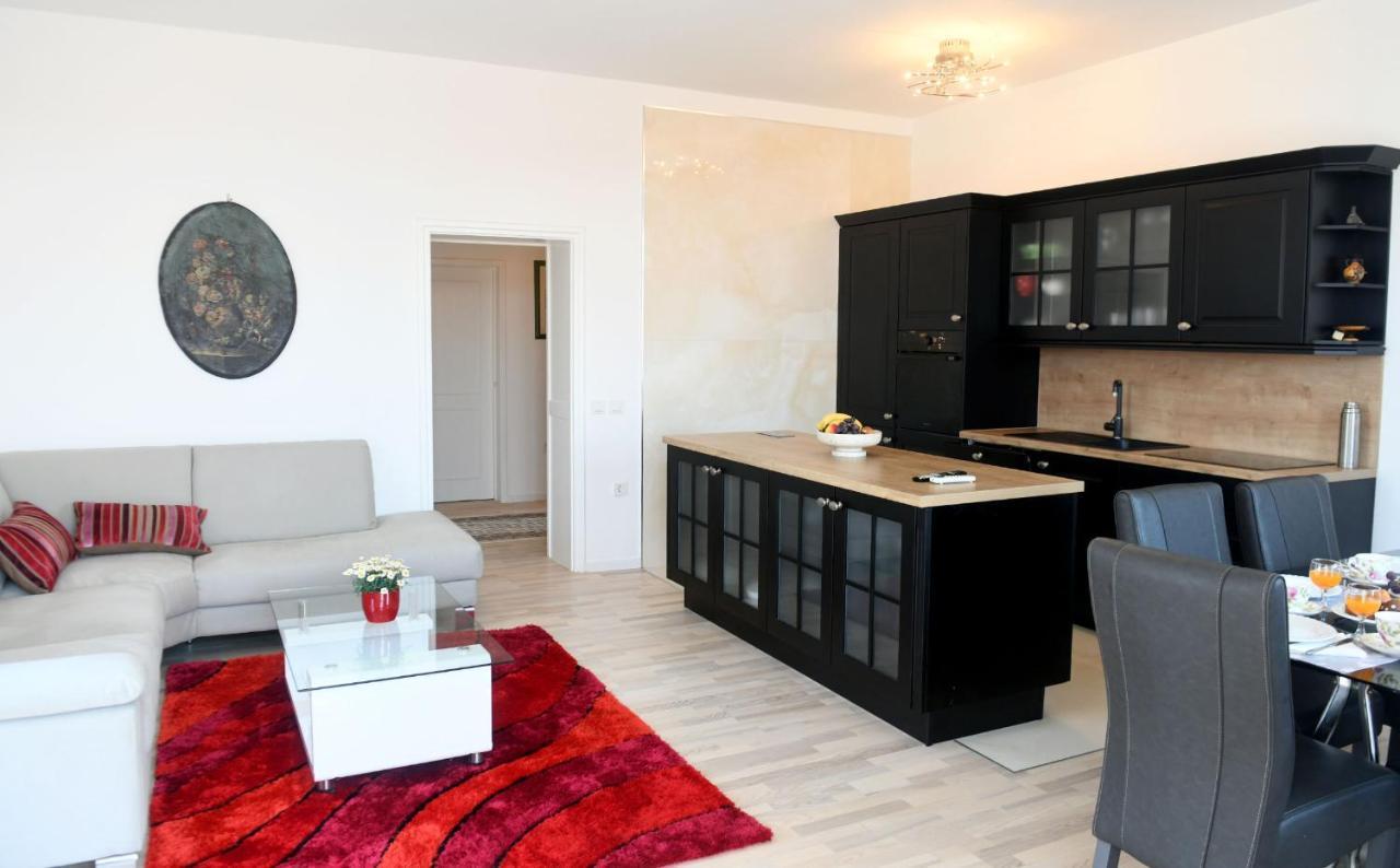 Divia Apartment Rijeka Bagian luar foto