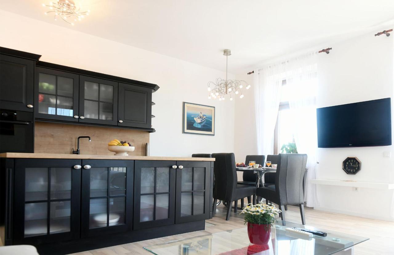 Divia Apartment Rijeka Bagian luar foto